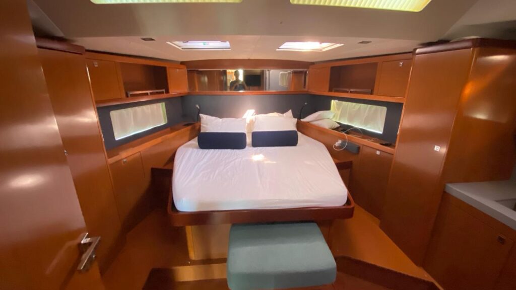 cabine de proa do beneteau 55 em salvador