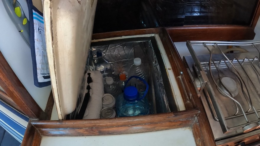 9 cozinha-veleiro-farr-38-geladeira-12v