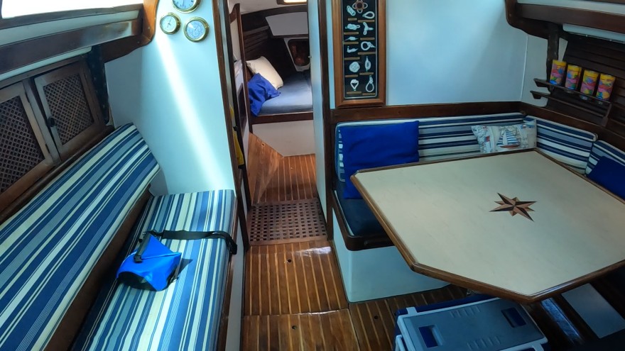 Cabine central veleiro bruce farr