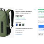 Mochila impermeável Mar Negro Outland posicionada no convés de um barco.