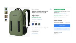 Mochila impermeável Mar Negro Outland posicionada no convés de um barco.
