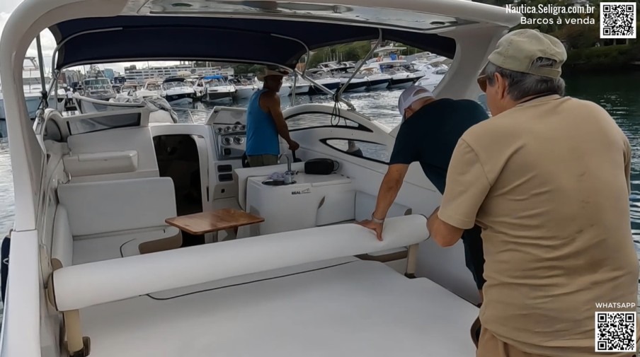 Cockpit interno da lancha Real com assentos estofados