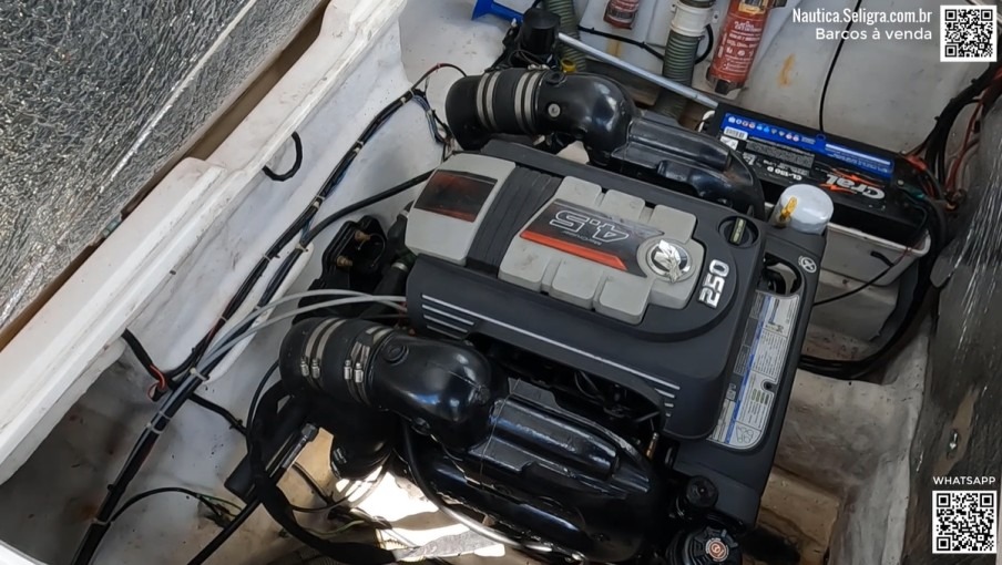Lancha anunciada com motor 4.5 a gasolina de 250 HP